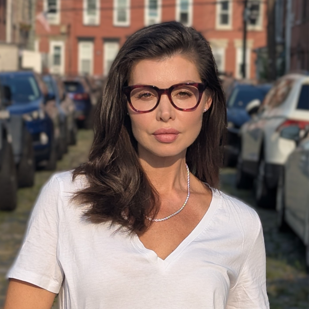 Woman wearing trendy reading glasses | Renee's Readers