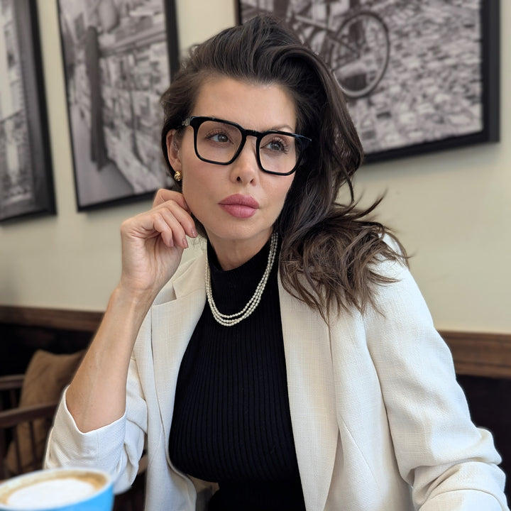 Woman wearing glasses  in a café | Renee's Readers